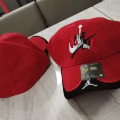 Gorra Roja Con Negro, Marca Nike